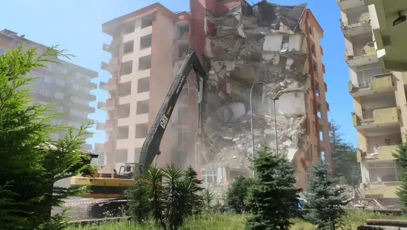 Dalgalar Tarafından Sarsılan Şehirde İki Binanın Yıkım Süreci Başladı