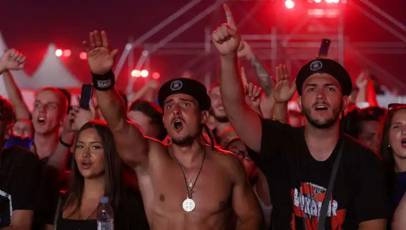 : Thompson Konserinde Nazi Selamı Skandalı: Müzik Dünyasında Şok Etkisi