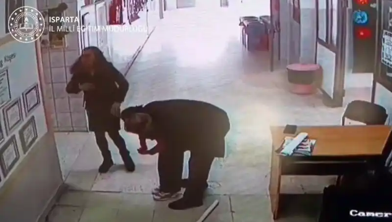 Öğretmen Heimlich Tekniğiyle Öğrencisini Hayata Döndürdü