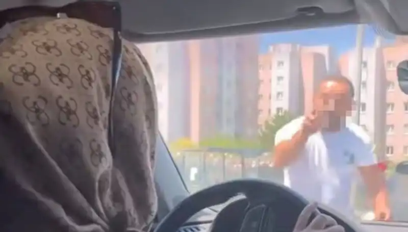 Trafikte Dehşet Anları: Aracını Yumruklayan Sürücü İle Sinir Krizi Geçirenler