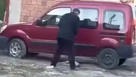 Sokak Ortasında Köpeğe Şiddet: Hayvanseverler İsyan Ediyor