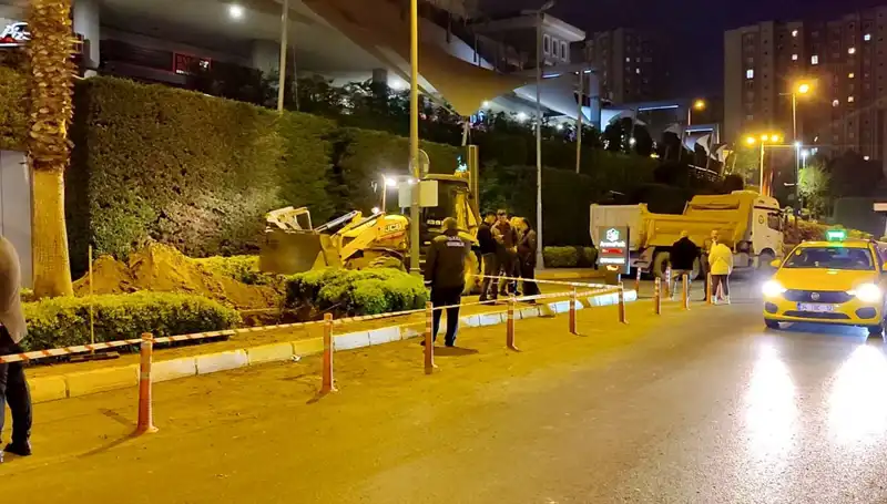 Küçükçekmece'de Patlayan Doğal Gaz Borusu Paniği, Mahalleyi Sarsılıp Geçti