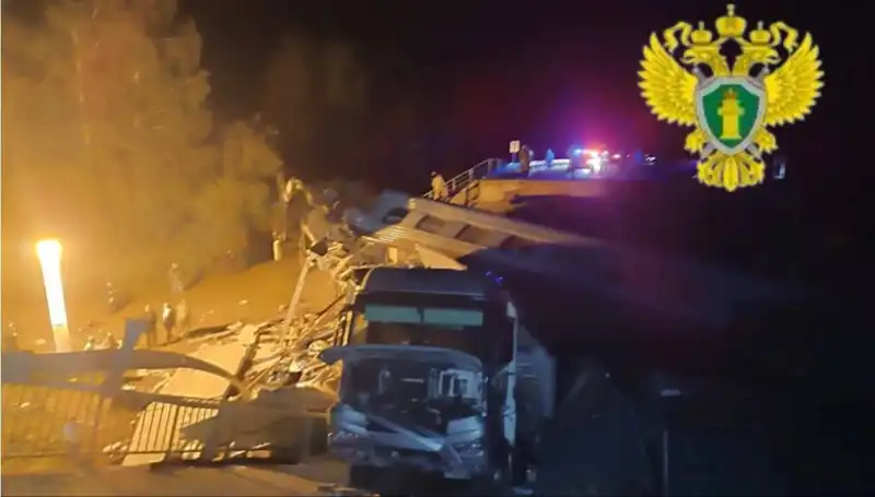 Rusya'da Trenin Üzerine Çöken Köprüde Facia: Ölüler ve Yaralılar