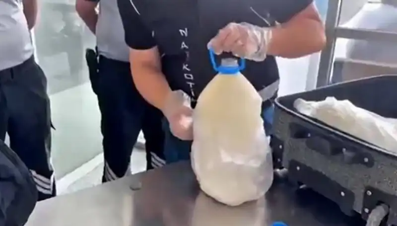 Havalimanında Şok Operasyon: Süt Şişesi İçinde 12.8 Kilogram Uyuşturucu Ele Geçirildi