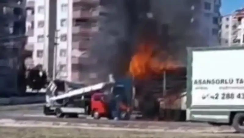 TIR Yangını: Alev Alev Yanan Araç Küle Döndü