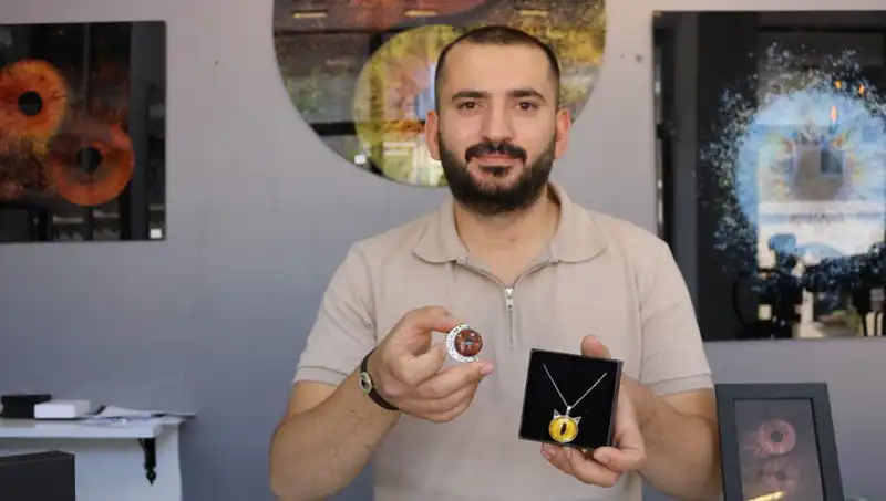 Işık ve Sanatın Buluşması: İris Fotoğraflarından Eşsiz Takı ve Tablo Tasarımları