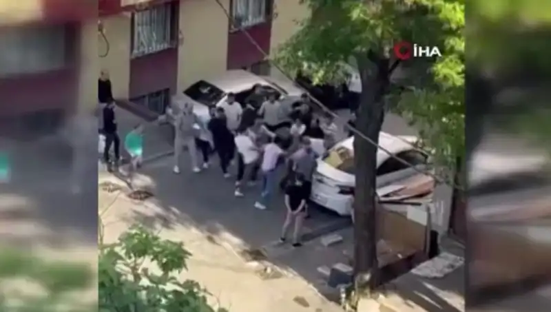 Kapıları Zorlayan Madde Bağımlısına Meydan Dayağı: Güvenlik Güçleri Müdahale Etti
