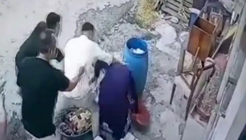 Başakşehir'de Baba ve Oğul, Bir Kadını "Bidon" Nedeniyle Darbetti