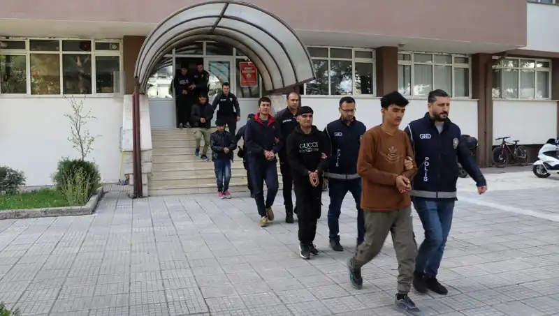 İki İl'de 21 Düzensiz Göçmen Yakalandı: Yeni Gelişmeler Neler?