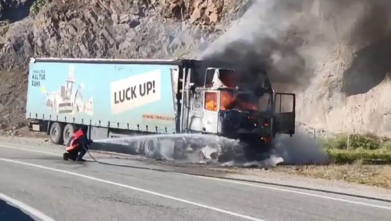 Seyir Halindeki TIR Alev Alev Yandı, Trafik Kilitlendi