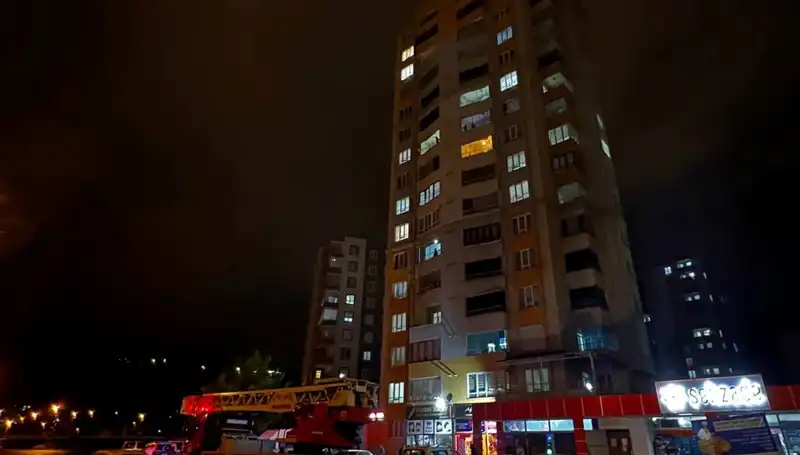 Yıldırım Düşmesiyle Korku Dolu Anlar: Apartmanın Çatısında Yangın