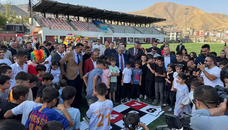 Hakkari'nin Renkli Anadolu Şenliği Coşkuyla Başladı