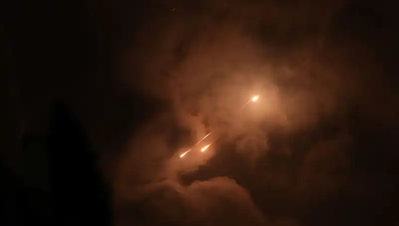 İran'ın Gece Saldırıları: Füzelerin Zamanlaması Neden Önemli?