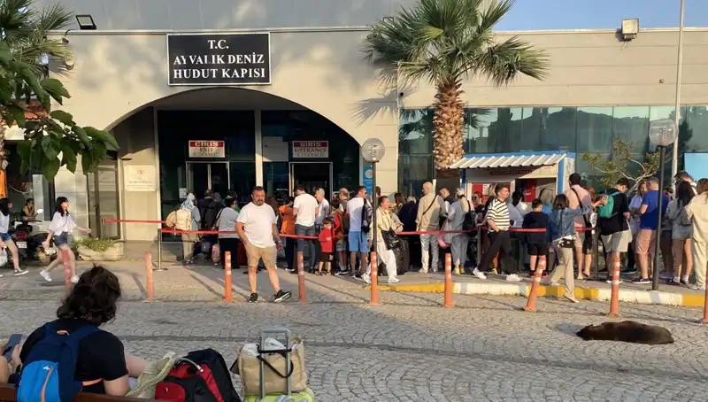Bayram Tatilcileri Midilli Adası'na Yoğun İlgi Gösterdi