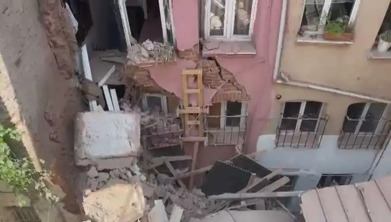 İstanbul’da Üç Katlı Binanın Balkonu Aniden Çöktü: Olay Anı Kameralarda