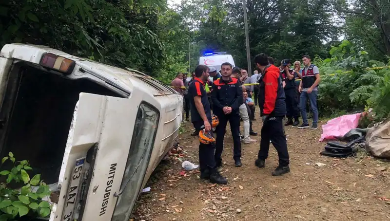 Rize'de Yamaçtan Yuvarlanan Minibüs Feci Kaza: İki Can Gitti