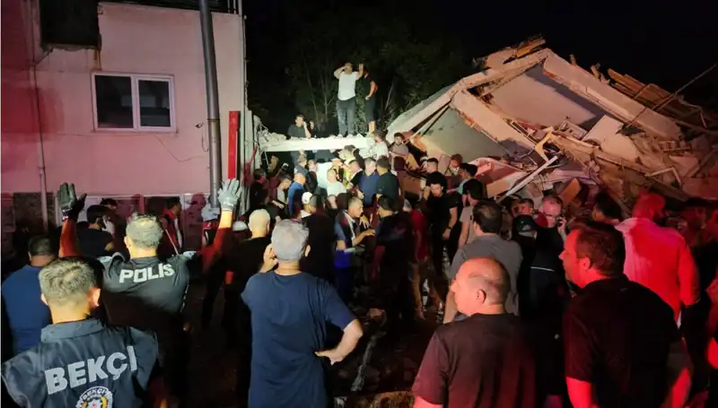 Balıkesir Sındırgı'da 6.1 Büyüklüğünde Deprem: Can Kaybı ve Yaralılar