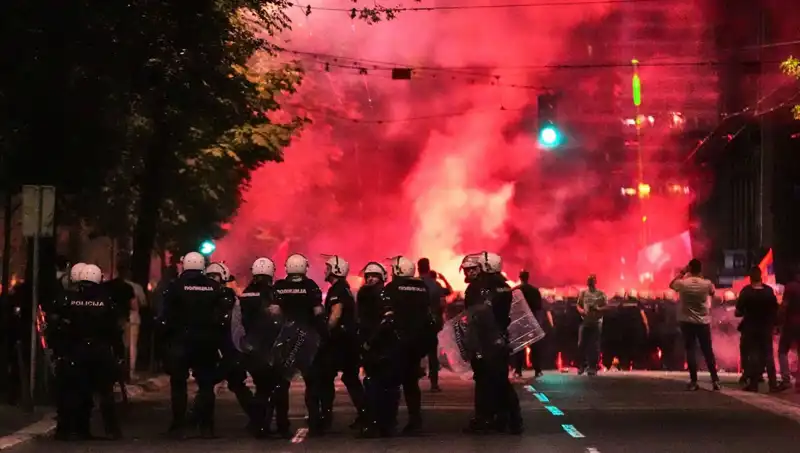 Sırbistan'da Erken Seçim Protestoları: On Binler Sokaklarda, Gözaltılar Başladı!