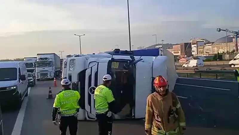 Pendik TEM Otoyolu’nda Devrilen TIR: İstanbul Yönünde Trafik Kaosu!