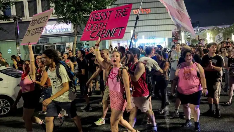 Tel Aviv'de On Binler, Netanyahu'ya Karşı İsyan İçin Sokağa Döküldü