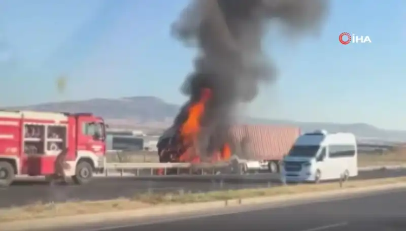 Ankara'da TIR Faciası: Yangın Ortamı Korkutucu Bir Anlık Görüntü Yarattı