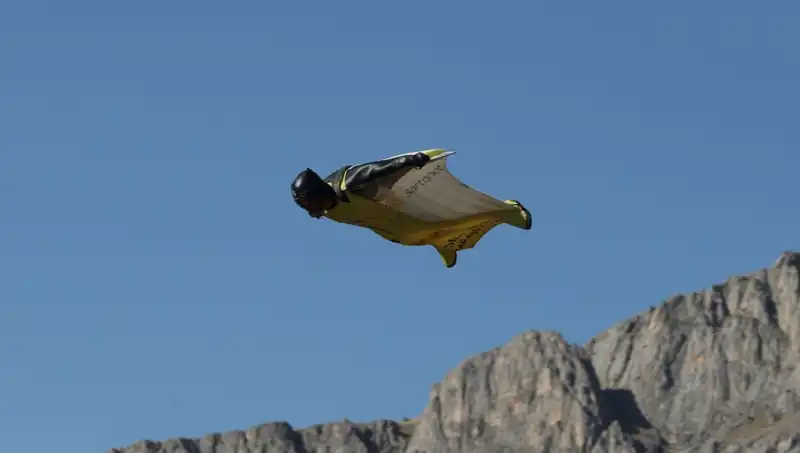 Erzincan'da Adrenalin Dolu "Yarasa Adam" Atlayışı: 250 Kilometre Hıza Ulaşmak