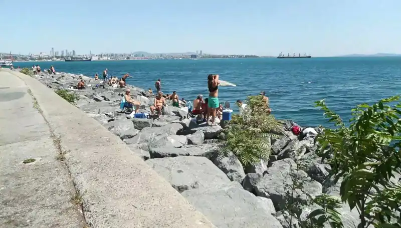 İstanbullular Yazın Keyfini Sahilde Çıkarıyor: Hava Sıcaklıkları Yeniden Yükseliyor
