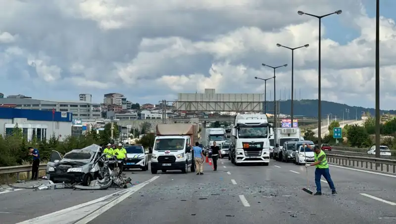 Otoyolda Büyük Kaza: Üç Kişi Araçta Sıkıştı, Trafik Felç Oldu!