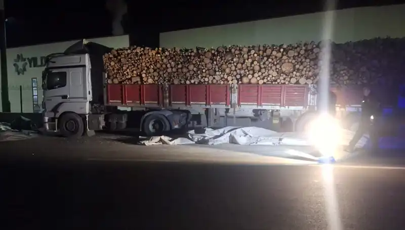 TIR Sürücüsünün Başına Gelen Talihsiz Kaza: Otomobil Çarptı