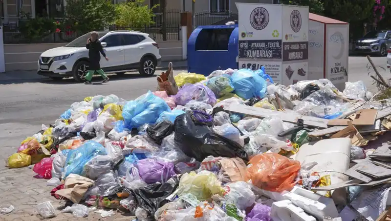 İzmir’de Çöp Yığınları, Temizlik Sorunu Büyüyor: Vatandaşlar Tepkili