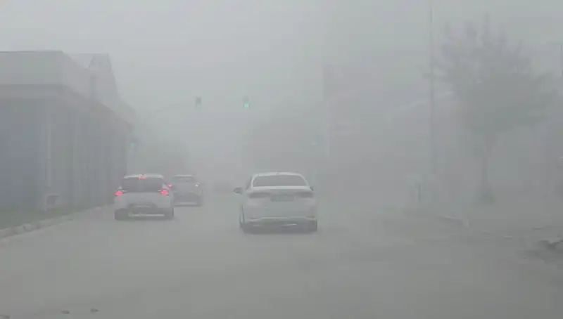Adana'da Görüş Mesafesi 50 Metreye Düştü: Trafikte Tehlike Alarmı!