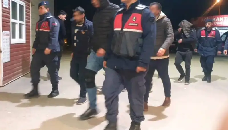 Bağ Evinde Uyuşturucu Partisi: Güvenlik Güçleri Baskın Yaparak 30 Kişiyi Gözaltına Aldı