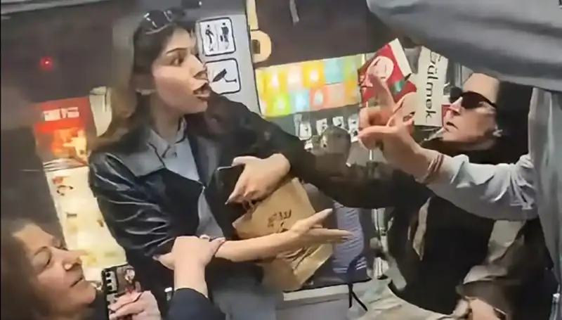 Tramvayda Kadınlar Arasında Tekme ve Küfürle Yer Kavgası: Anlar Görüntülendi