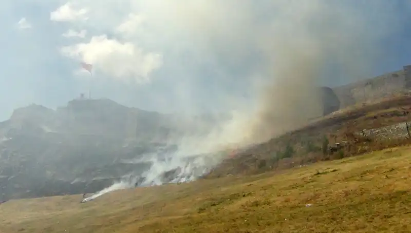Kars Kalesi Eteklerinde Büyüyen Anız Yangını: Acil Durum Aksiyonu Gerekiyor