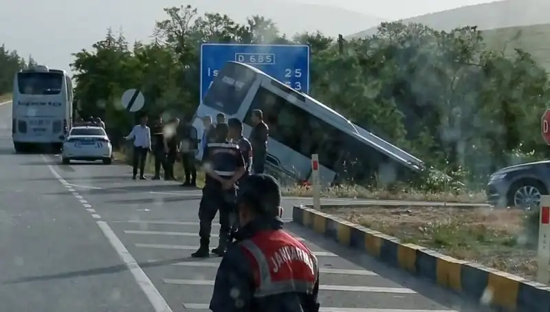 Isparta'da Tur Otobüsü ve Yolcu Otobüsü Çarpıştı: Yaralıların Sayısı Artıyor